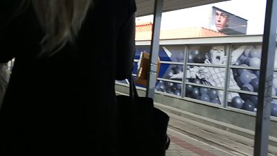 Ləzzətli sarışın çirkli qocalara onun isti bədənini istismar etməyə icazə verir