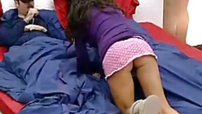 İki kişi isti və seksual balaca körpənin içinə öz siklərini alırlar