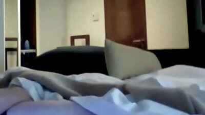 Arıq balaca minks ağ vərəqlərin üstündədir, sik alır