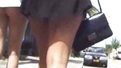 Seksual kiçik döşlər Rus yeniyetmə siklə erotik şəkildə gəzir